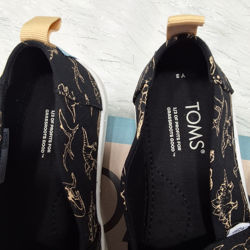 New TOMS Baja black glow in the Darck Dino Sketches print- size 3 Youth - Picture 6 of 7